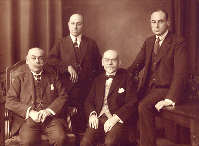 886120 Groepsportret met de directieleden van de Koninklijke Nederlandsche Lood- en Zinkpletterij voorheen A.D. ...